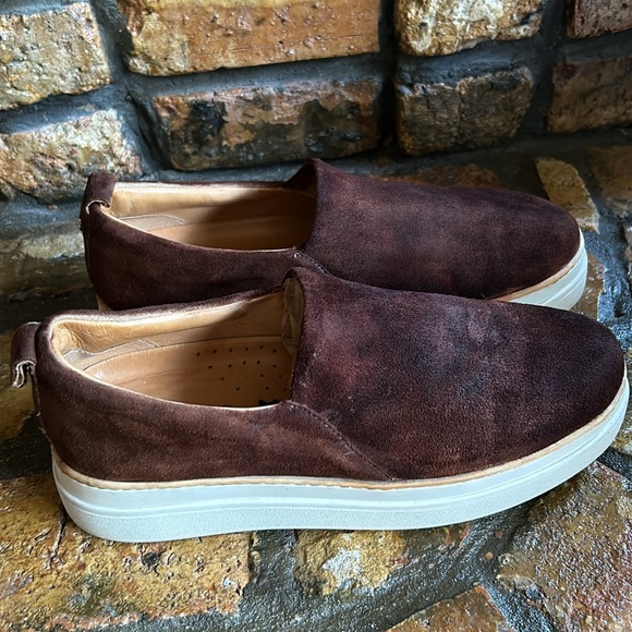 J/ Slides in rustic brown. - Picture 2 of 7
